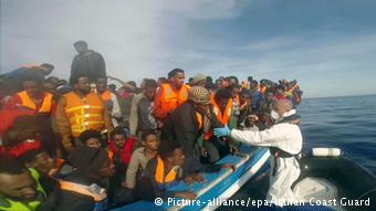 Mittelmeer Küstenwache Italien Flüchtlingsboot Flüchtlinge Rettung (Picture-alliance/epa/Italian Coast Guard)