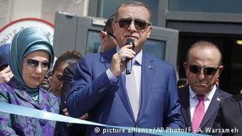 Türkei Aussenminister Mevlut Cavusoglu und Präsident Erdogan (picture alliance/AP Photo/F.-A. Warsameh)