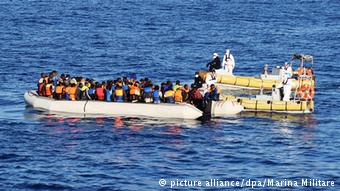 Mittelmeer Rettung von Flüchtlingen 30.08.2016 (picture alliance/dpa/Marina Militare)